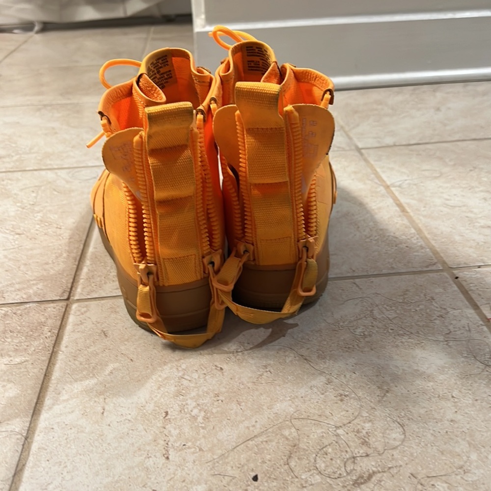 Nikes - Picture 3 of 4